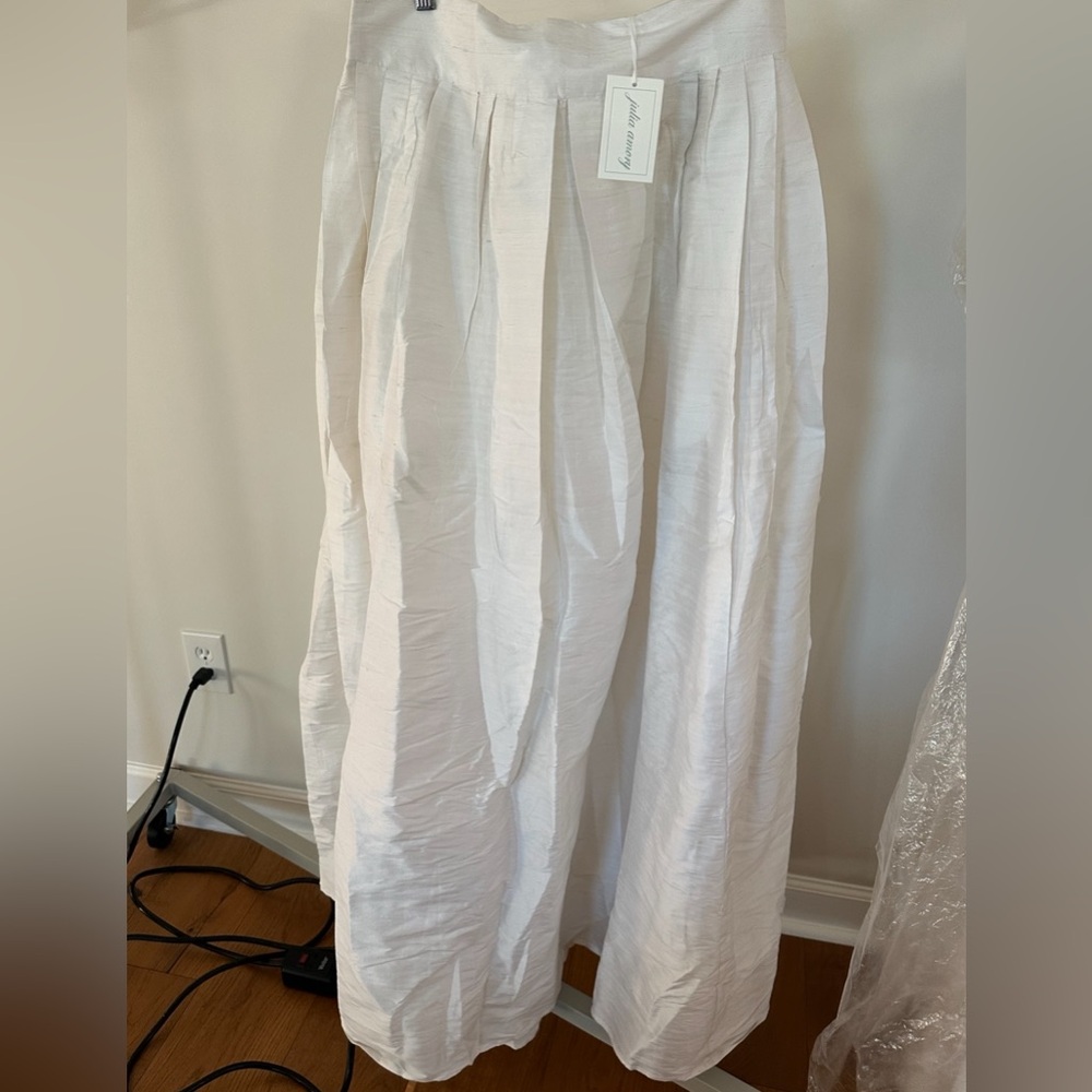 Julia Amory Ball Skirt. NWT. Warm White. Size Medium. - Picture 5 of 5